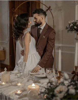 Rolka ślubna – romantyczna chwila pary młodej przy ślubnym stole, świece i elegancka dekoracja, Rzeszów