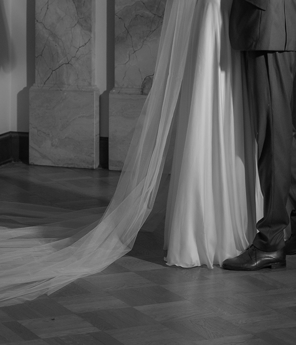 Czarno-białe zdjęcie pary młodej z sesji ślubnej – Wedding Content Creator, romantyczne filmy ślubne Rzeszów, Jarosław, Przemyśl